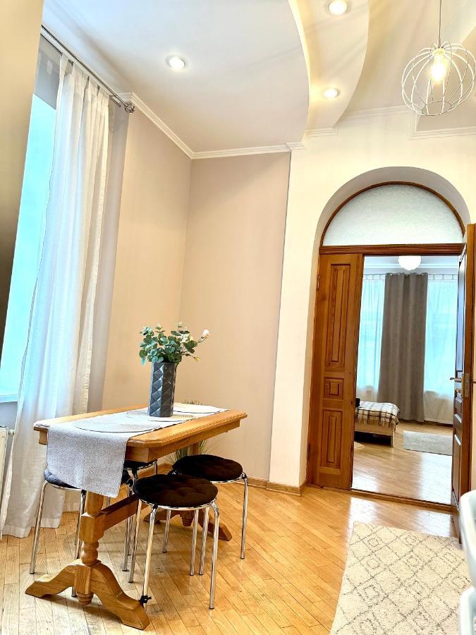 Apartments In The City Center, Near A Theatre, Zlata Plaza Rivne Exterior foto