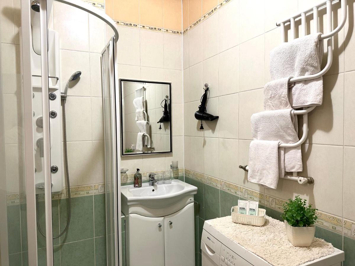 Apartments In The City Center, Near A Theatre, Zlata Plaza Rivne Exterior foto
